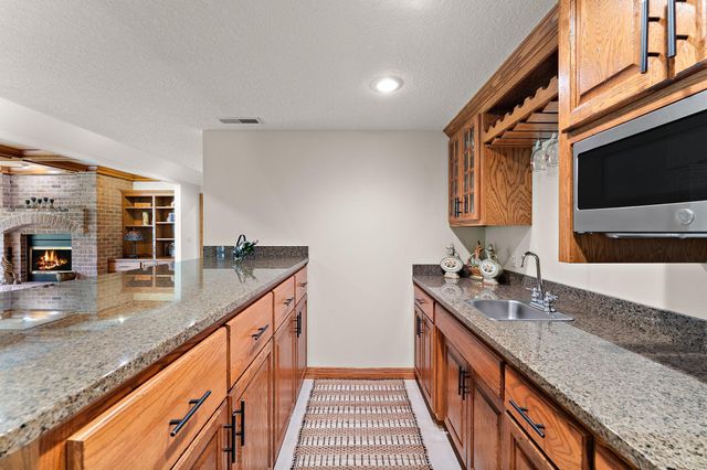 8072 Enclave Circle, Woodbury, MN 55125