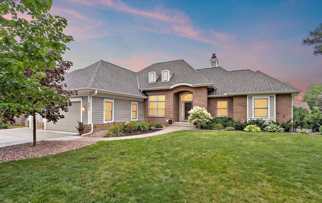 8072 Enclave Circle, Woodbury, MN 55125
