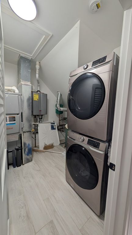 Image 16 of property listing at 4940 W Huron Street, Chicago, IL 60644