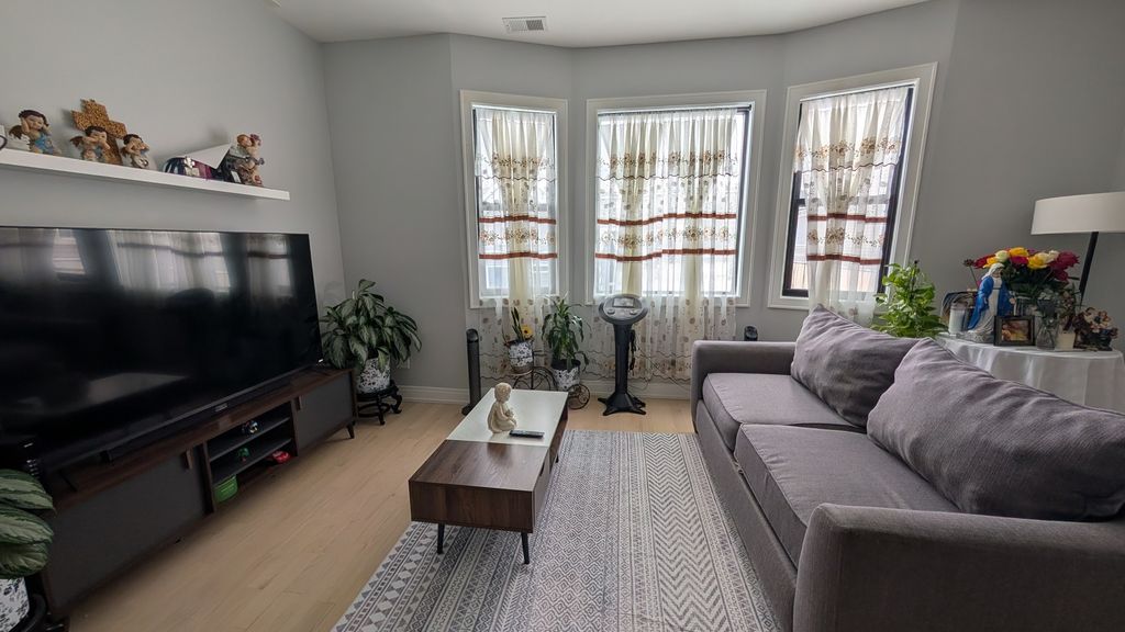 Image 5 of property listing at 4940 W Huron Street, Chicago, IL 60644