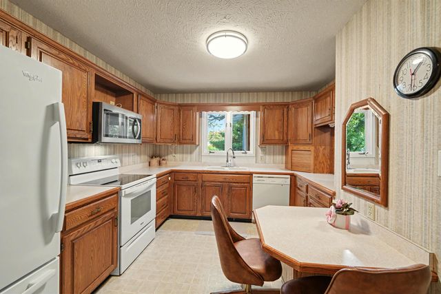 2436 Village Ln, Salina, KS 67401