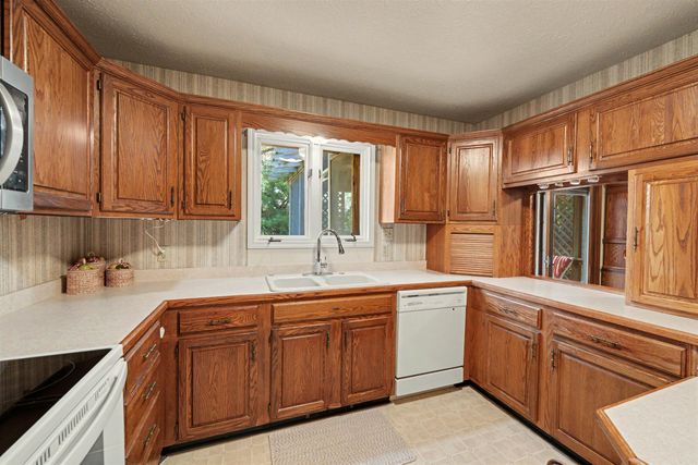 2436 Village Ln, Salina, KS 67401