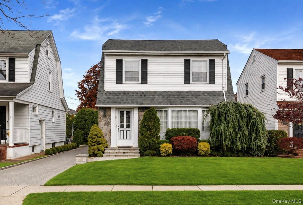 19 Stratford Avenue, Garden City, NY 11530 — exterior