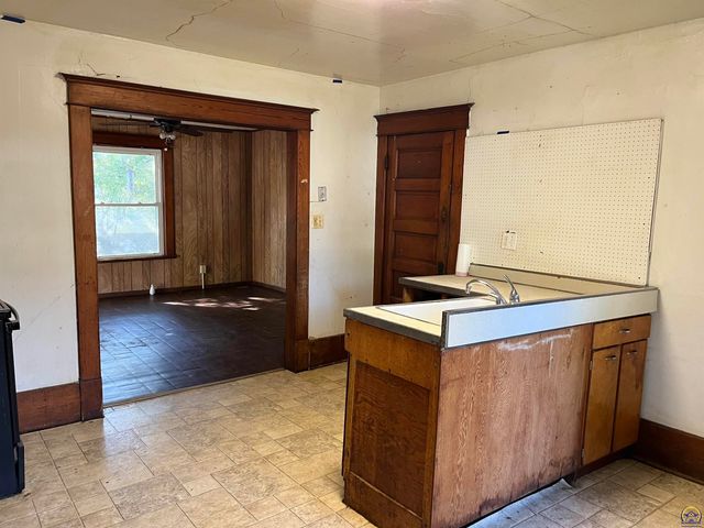 801 W 7th Ave, Emporia, KS 66801