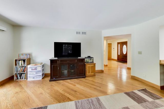 1104 Nottingham Lane, Elgin, IL 60120