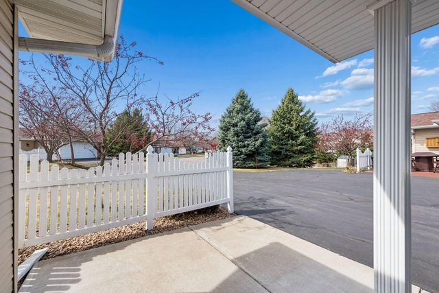 806 Roundhouse Street, Shakopee, MN 55379