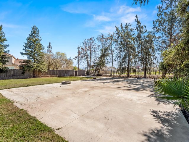 5211 E Shepherd Avenue, Clovis, CA 93619