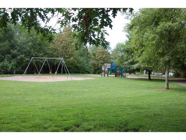1726 Se SHERRETT St, Portland, OR 97202