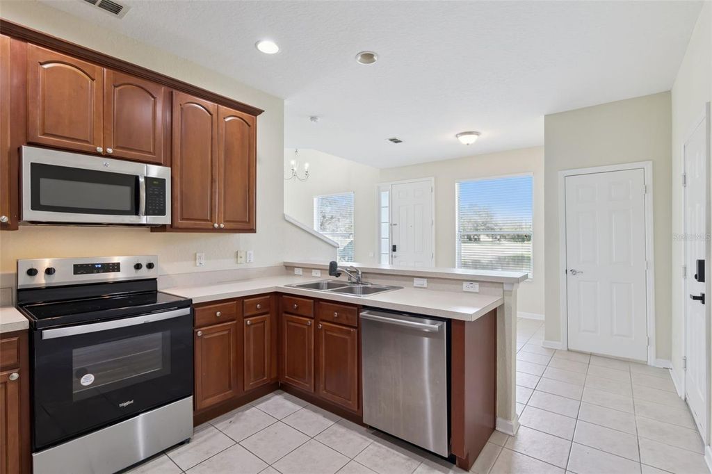 Image 3 of property listing at 1431 SHALLCROSS AVENUE, Orlando, FL 32828