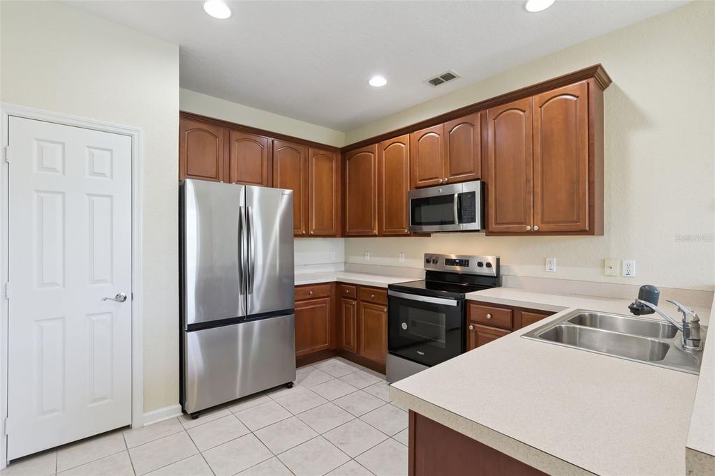Image 4 of property listing at 1431 SHALLCROSS AVENUE, Orlando, FL 32828