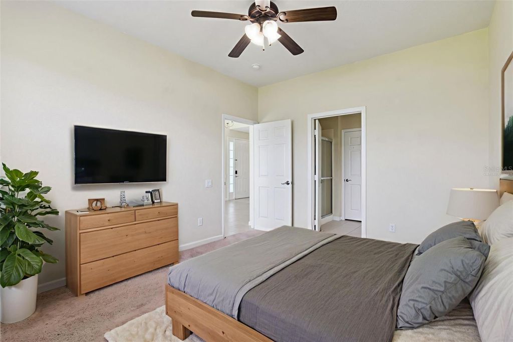 Image 10 of property listing at 1431 SHALLCROSS AVENUE, Orlando, FL 32828