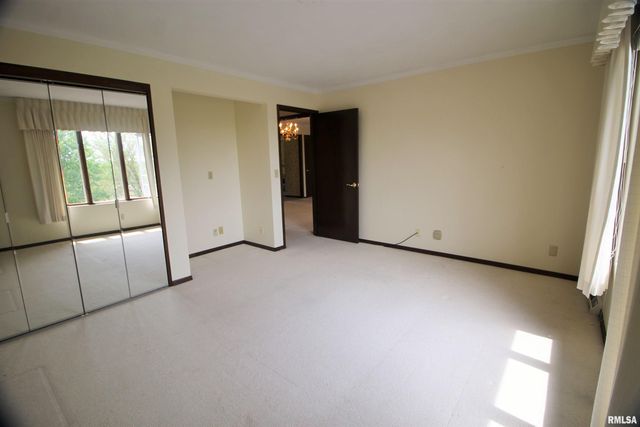 3715 35th St Apt 4, Moline, IL 61265