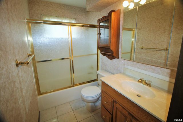 3715 35th St Apt 4, Moline, IL 61265