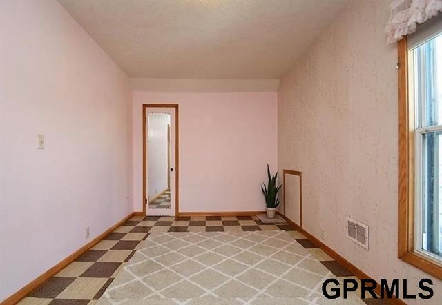 2146 S 35Th Street, Omaha, NE 68105