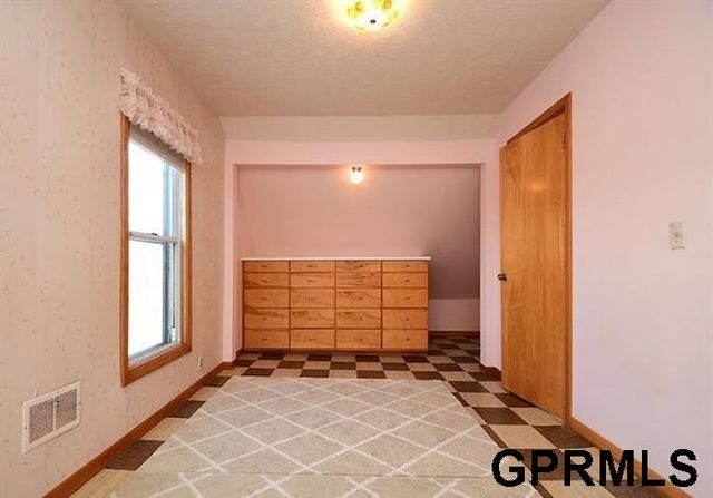 2146 S 35Th Street, Omaha, NE 68105