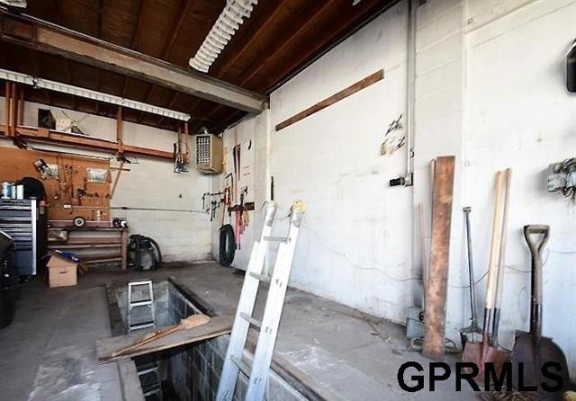 2146 S 35Th Street, Omaha, NE 68105