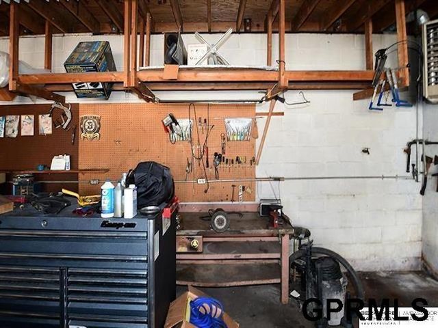 2146 S 35Th Street, Omaha, NE 68105