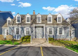 1624 W Colonial Parkway, Inverness, IL 60067