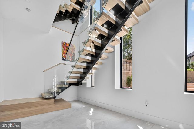 4509 FOXHALL CRES NW, Washington, DC 20007
