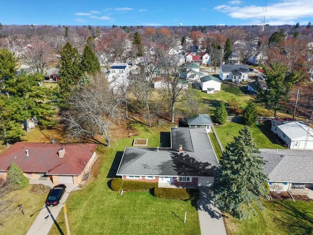 236 W Rockwell STREET, Elkhorn, WI 53121