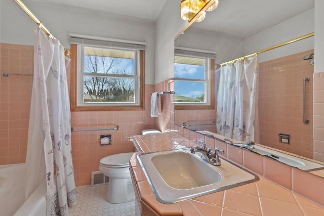 236 W Rockwell STREET, Elkhorn, WI 53121