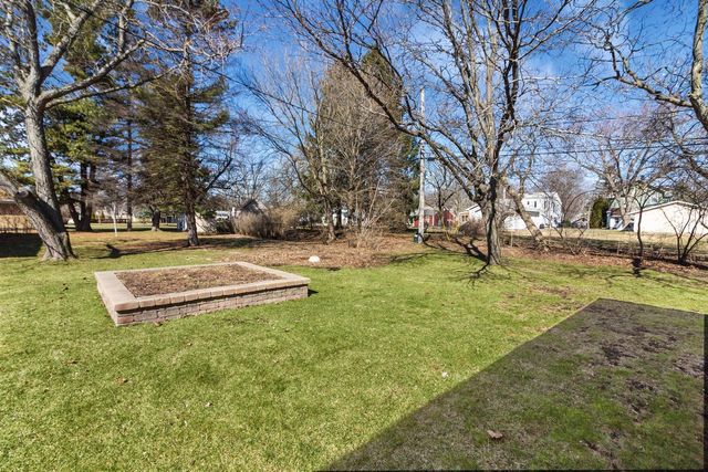 236 W Rockwell STREET, Elkhorn, WI 53121