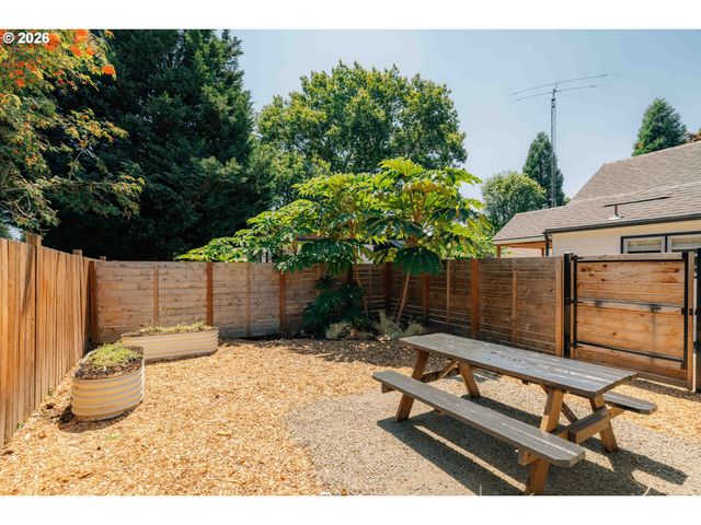 5614 Ne SIMPSON St, Portland, OR 97218