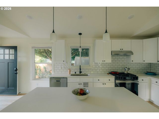 5614 Ne SIMPSON St, Portland, OR 97218