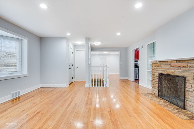 8845 Mango Avenue, Morton Grove, IL 60053