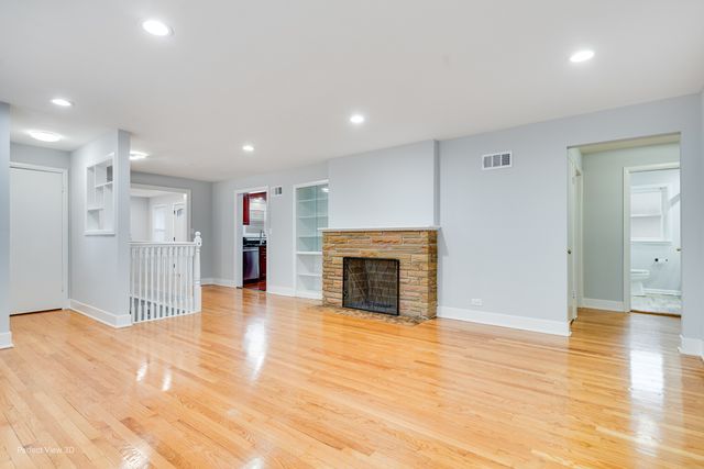 8845 Mango Avenue, Morton Grove, IL 60053