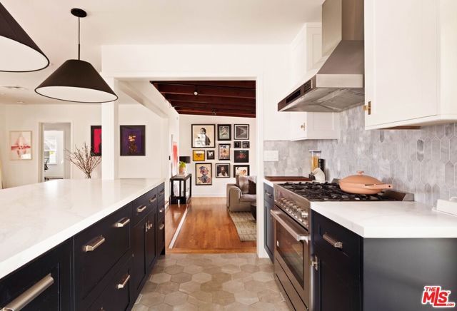 19021 Erwin Street, Tarzana (los Angeles), CA 91335