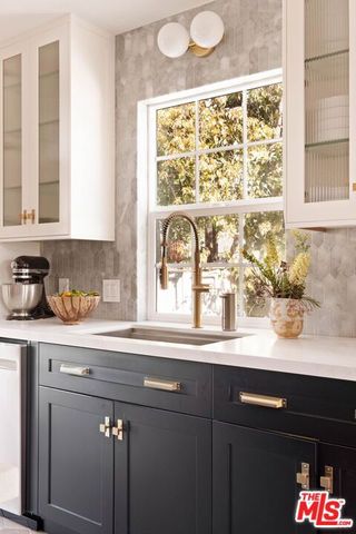 19021 Erwin Street, Tarzana (los Angeles), CA 91335