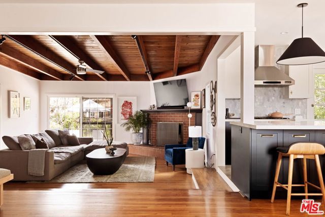 19021 Erwin Street, Tarzana (los Angeles), CA 91335