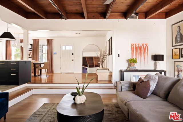 19021 Erwin Street, Tarzana (los Angeles), CA 91335