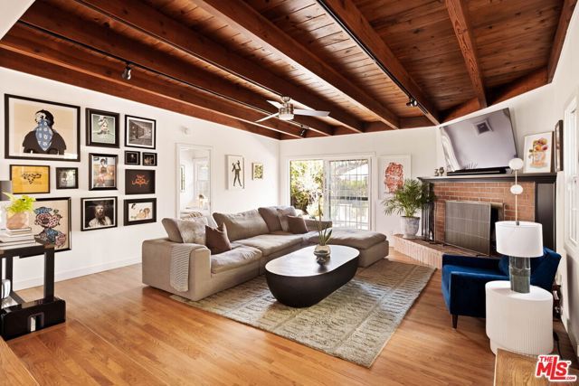 19021 Erwin Street, Tarzana (los Angeles), CA 91335