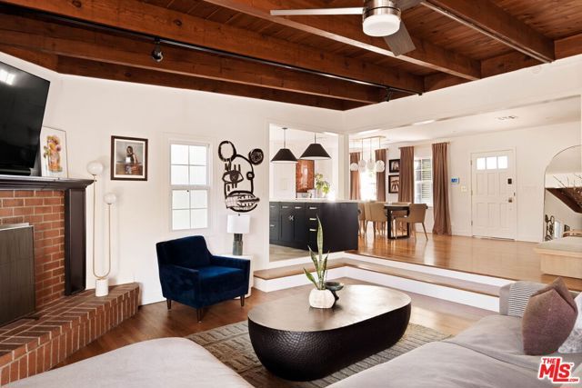 19021 Erwin Street, Tarzana (los Angeles), CA 91335