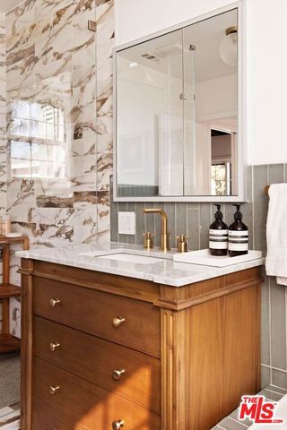 19021 Erwin Street, Tarzana (los Angeles), CA 91335