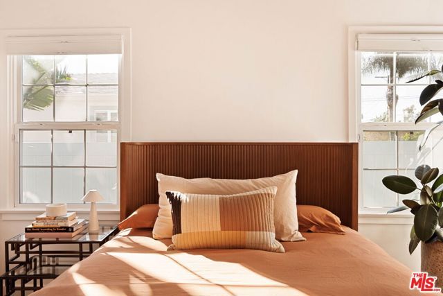 19021 Erwin Street, Tarzana (los Angeles), CA 91335