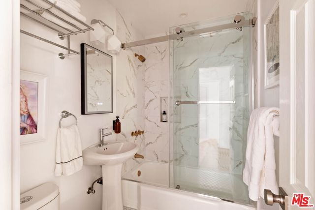 19021 Erwin Street, Tarzana (los Angeles), CA 91335