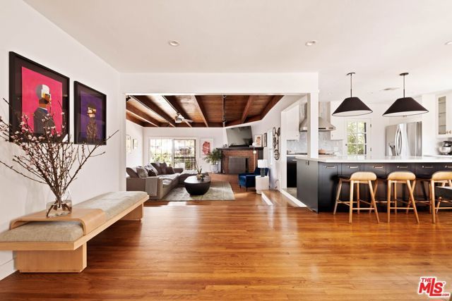 19021 Erwin Street, Tarzana (los Angeles), CA 91335