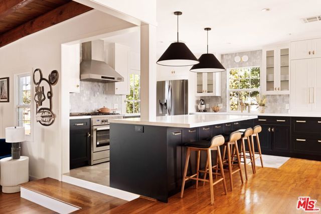 19021 Erwin Street, Tarzana (los Angeles), CA 91335