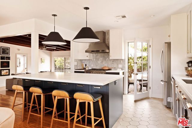 19021 Erwin Street, Tarzana (los Angeles), CA 91335