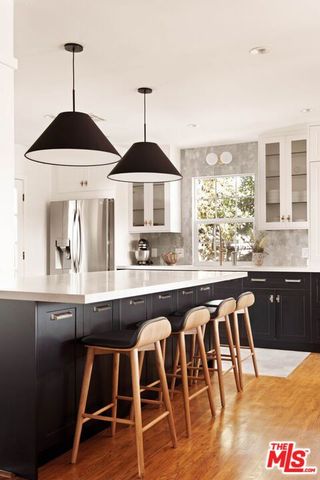 19021 Erwin Street, Tarzana (los Angeles), CA 91335