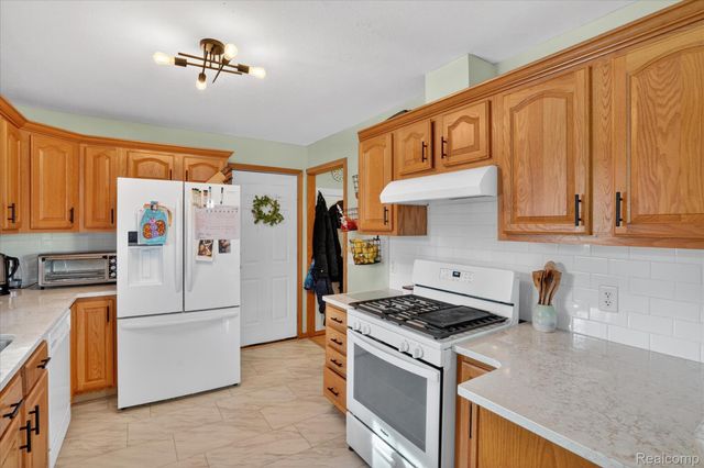 22092 Clear Lake Road, Pennfield Charter Township, MI 49014
