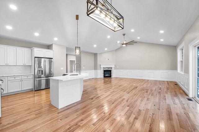 15 High Bluff, Belchertown, MA 01007