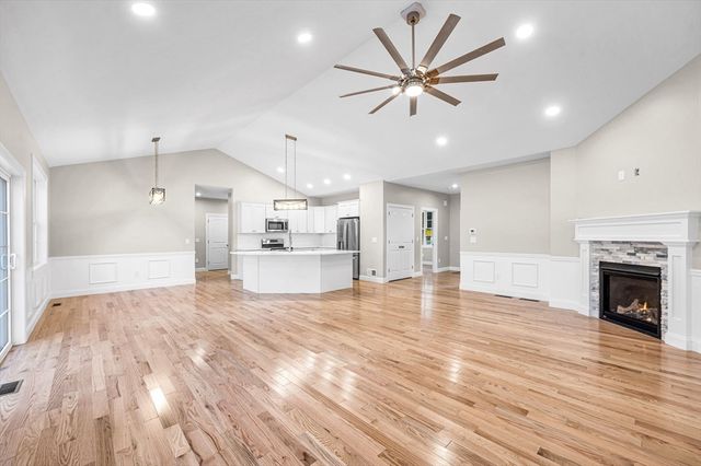 15 High Bluff, Belchertown, MA 01007