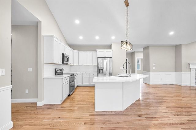 15 High Bluff, Belchertown, MA 01007