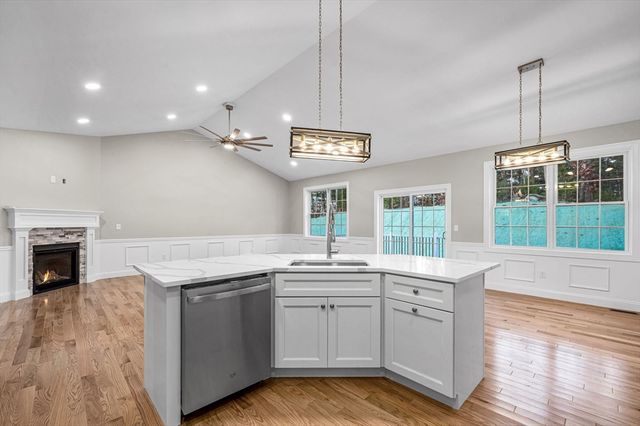 15 High Bluff, Belchertown, MA 01007
