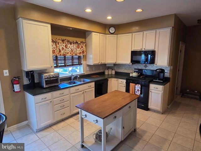 12 ARDMORE DR, Bordentown, NJ 08505