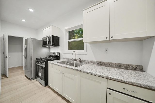 54470 Avalon Drive, South Bend, IN 46628